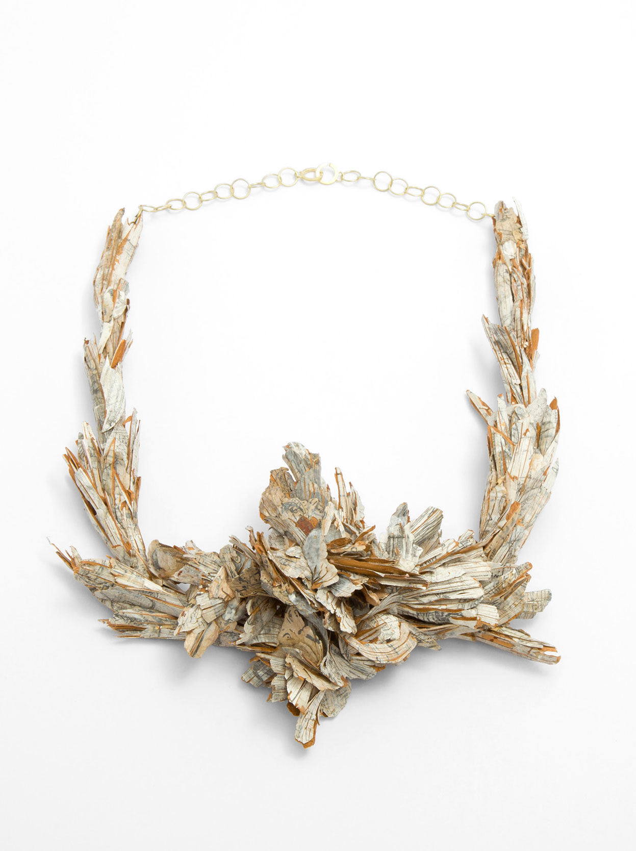 1939 | Necklace | 2014 | Treated cellulose, Newspaper, paint, graphite glue, gold | 230X300X70 mm